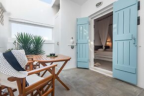 Niki Savvas Studio & Suites