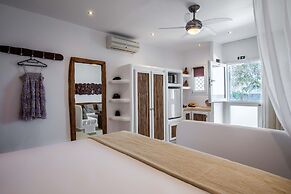 Niki Savvas Studio & Suites