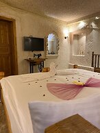 Abu Hayat Cave Suites