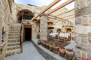 Abu Hayat Cave Suites