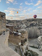 Abu Hayat Cave Suites