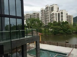 Moon River Lake View Villa