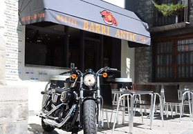 Barri Antic Hostel & Pub