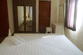 Luxury Design Grand Palace Kemayoran Apartment With Private Bathtub