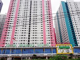 Pool View Apartment Green Pramuka
