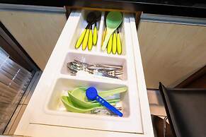 Green Bay Pluit Apartment With Direct Access To Shopping Center