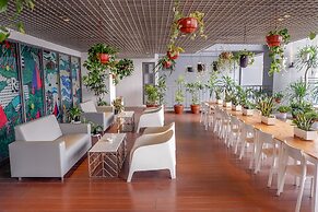 Exclusive L'Avenue Apartment