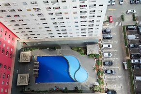 Easy Access to Mall Green Pramuka Apartment