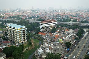 Luxurious Bassura City Apartment with Mall Access