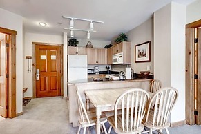 River Run Village 2 Bedroom Condo - 100 yards to slopes, Pool, Hot Tub