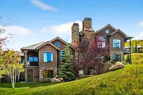 Ski in, Ski out, 3 Bedroom Luxury Residence on Fanny Hill in Snowmass 