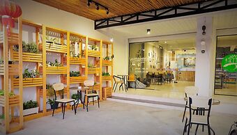 Qing lian Youth Hostel&Cafe