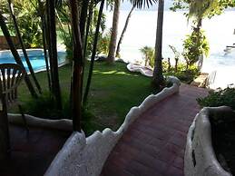 Dolphinbay Beachfront & Dive Resort