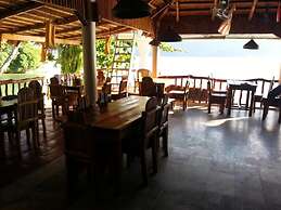 Dolphinbay Beachfront & Dive Resort