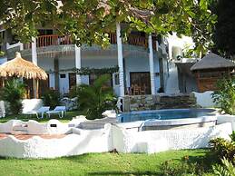 Dolphinbay Beachfront & Dive Resort