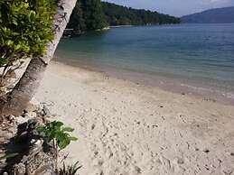 Dolphinbay Beachfront & Dive Resort