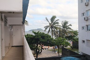 Pé na areia do Guarujá - Praia do Tombo (12F)