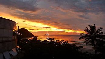 Pé na areia do Guarujá - Praia do Tombo (12F)