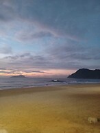 Pé na areia do Guarujá - Praia do Tombo (12F)