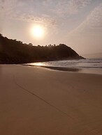 Pé na areia do Guarujá - Praia do Tombo (12F)