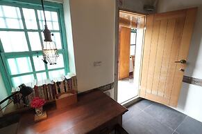 Yellow and Black Guesthouse