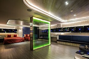 Surreal Motel- XinJhung Branch