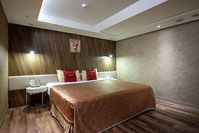 Surreal Motel- XinJhung Branch