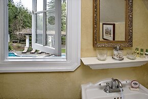 Candlelight Inn Napa Valley