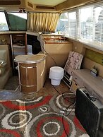 Hills Motor Court & Marina