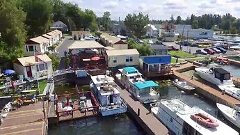 Hills Motor Court & Marina