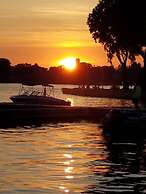 Hills Motor Court & Marina