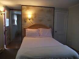 Hills Motor Court & Marina