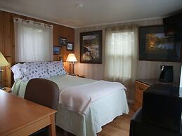 Hills Motor Court & Marina