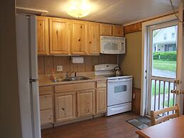 Hills Motor Court & Marina