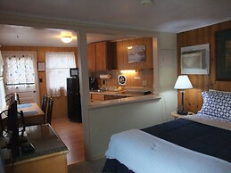 Hills Motor Court & Marina