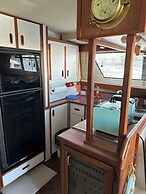 Hills Motor Court & Marina