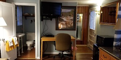 Hills Motor Court & Marina