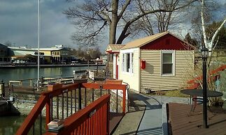 Hills Motor Court & Marina