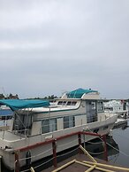 Hills Motor Court & Marina