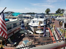 Hills Motor Court & Marina