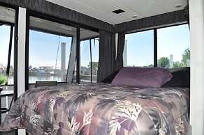 Hills Motor Court & Marina