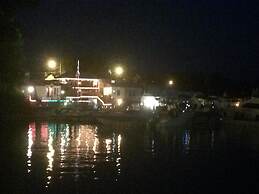 Hills Motor Court & Marina