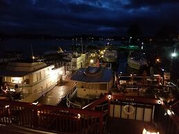 Hills Motor Court & Marina