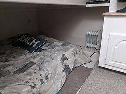 Hills Motor Court & Marina