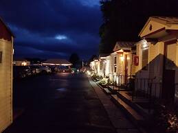 Hills Motor Court & Marina