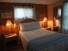 Hills Motor Court & Marina