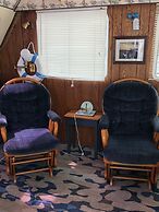 Hills Motor Court & Marina