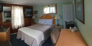 Hills Motor Court & Marina