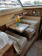 Hills Motor Court & Marina