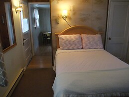 Hills Motor Court & Marina